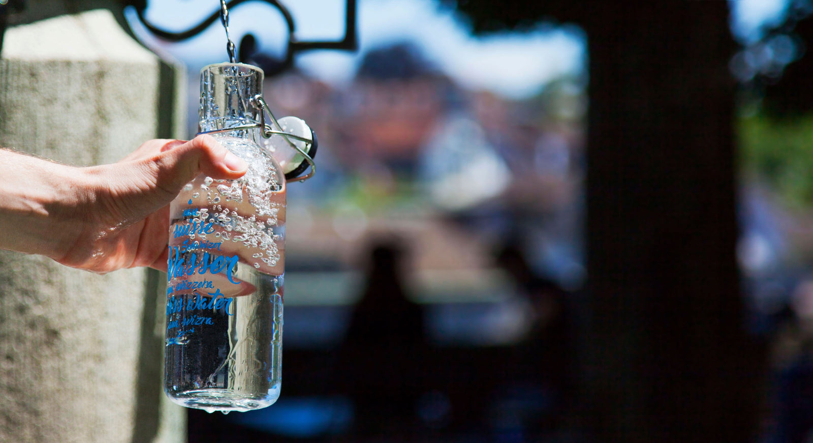 Darum solltest du mehr Hahnenwasser/Tafelwasser trinken